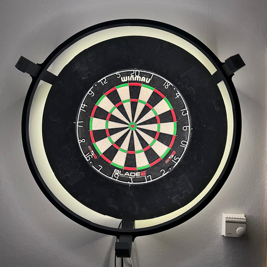 Vollständig aufgebautes Autodarts Komplettset mit 3D-gedrucktem Kamera-Lichtring und LED-Beleuchtung um ein Winmau Blade 6 Steeldartboard.